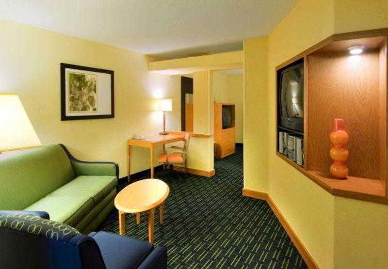 Fairfield Inn And Suites By Marriott Emporia I-95 Exteriör bild